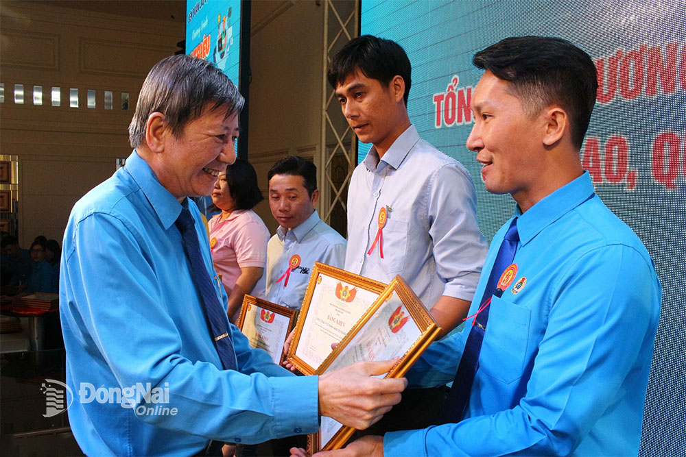Phó Chủ tịch thường trực Tổng LĐLĐ Việt Nam Trần Thanh Hải khen thưởng các cán nhân và tập thể