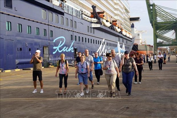 A cruise ship brings foreign tourists to Ba Ria-Vung Tau (Photo: VNA)
