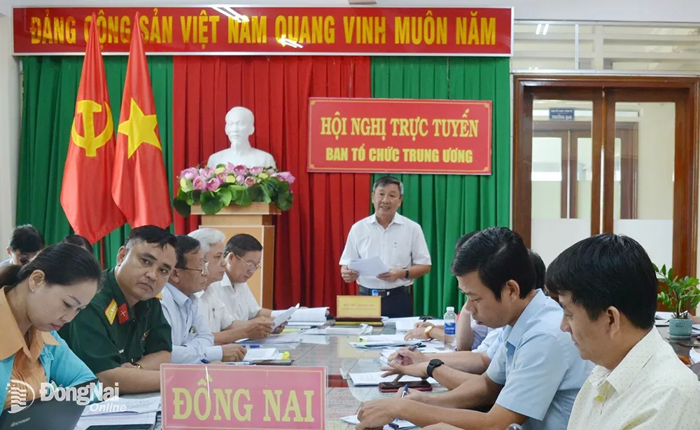 Phó bí thư thường trực Tỉnh ủy Hồ Thanh Sơn thảo luận tại hội nghị