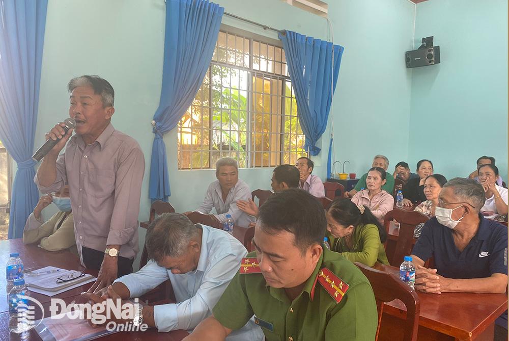 Cử tri huyện Định Quán chia sẻ ý kiến tại buổi tiếp xúc cử tri. (Ảnh: Đan Nhi)