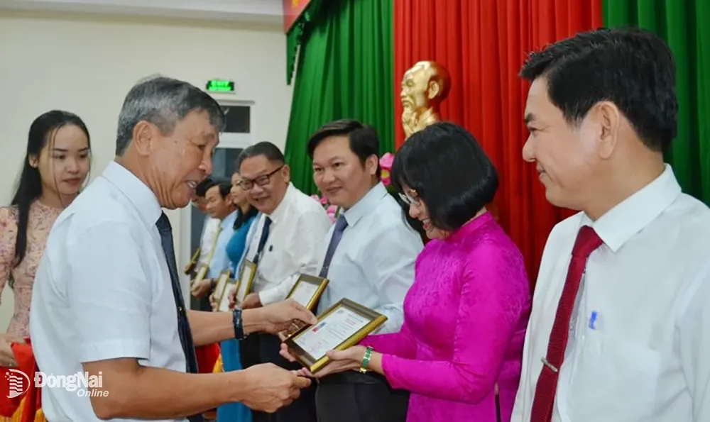 Phó bí thư thường trực Tỉnh ủy Hồ Thanh Sơn, trao chứng chỉ tốt nghiệp lớp học cho các học viên