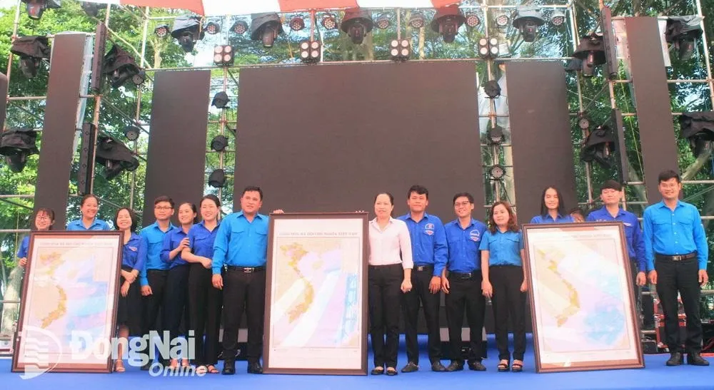 Đại diện Tỉnh đoàn và các đại biểu trao tặng bản đồ Việt Nam cho các huyện, thành đoàn và đoàn trực thuộc