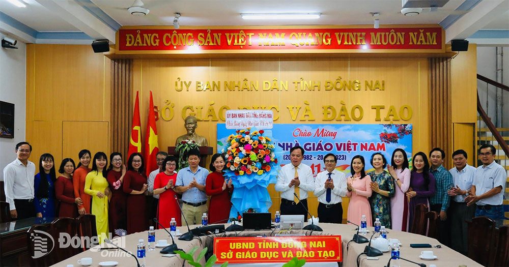 Lãnh đạo tỉnh tặng hoa chúc mừng Sở GD-ĐT nhân kỷ niệm 41 năm Ngày Nhà giáo Việt Nam 20-11.