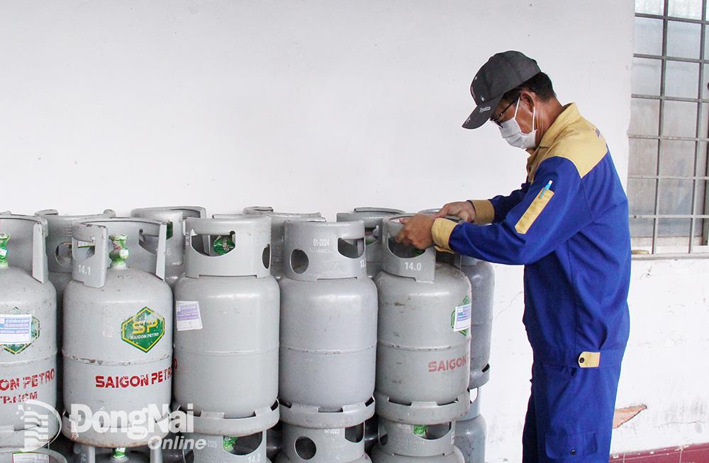 Giá gas bán lẻ tiếp tục tăng từ đầu tháng 11-2023. (Ảnh: Hải Hà)