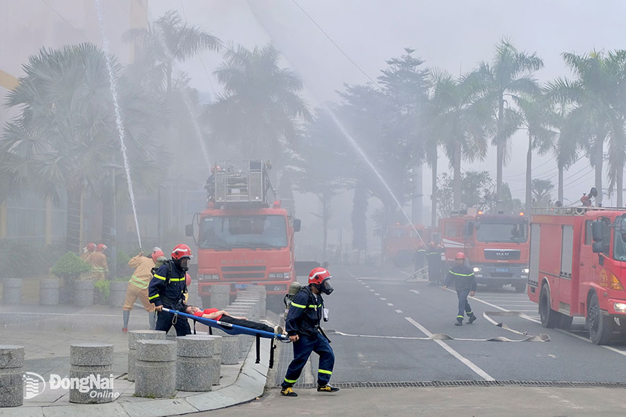Lực lượng cảnh sát phòng cháy, chữa cháy diễn tập chữa cháy, cứu nạn tại Trung tâm Thương mại Lotte Mart Đồng Nai (TP.Biên Hòa) ngày 24-11. Ảnh: ĐĂNG TÙNG