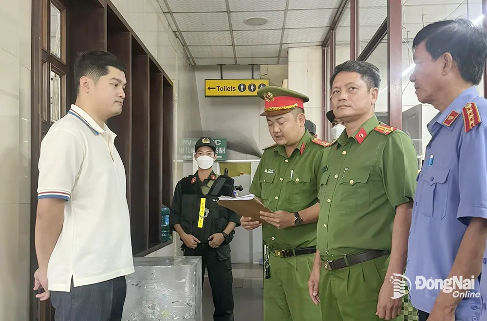 Cơ quan chức năng đọc lệnh bắt giữ Lê Dương