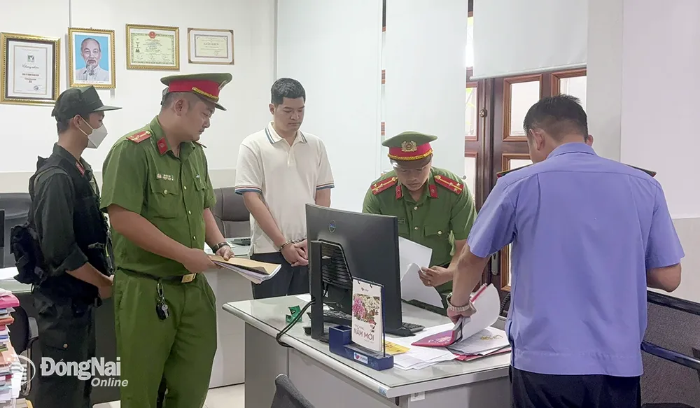 Cơ quan chức năng H.Định Quán tham gia khám xét tại văn phòng làm việc của Lê Dương (áo trắng)
