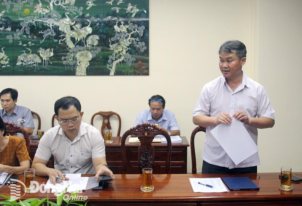 Trưởng ban Quản lý khu công nghiệp tỉnh Nguyễn Trí Phương báo cáo tình hình phát triển, thu hút đầu tư ở các khu công nghiệp trên địa bàn tỉnh. (Ảnh: Hải Quân)