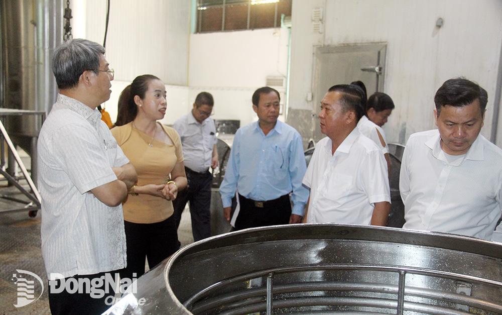 Đoàn kiểm tra về khảo sát quy trình sản xuất tại Công ty TNHH thương mại Vân Phát (H.Trảng Bom). (Ảnh: Hải Quân)