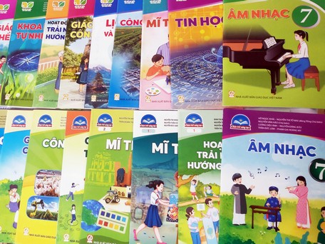 Lại “nóng” chuyện sách giáo khoa