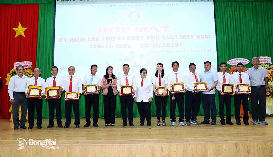 GIám đốc Sở VH-TTDL Lê Thị Ngọc Loan, các đại biểu và ban tổ chức trao kỷ niệm chương cho 10 thầy cô có 20 năm đóng góp cho sự phát triển của phong trào taekwondo tỉnh