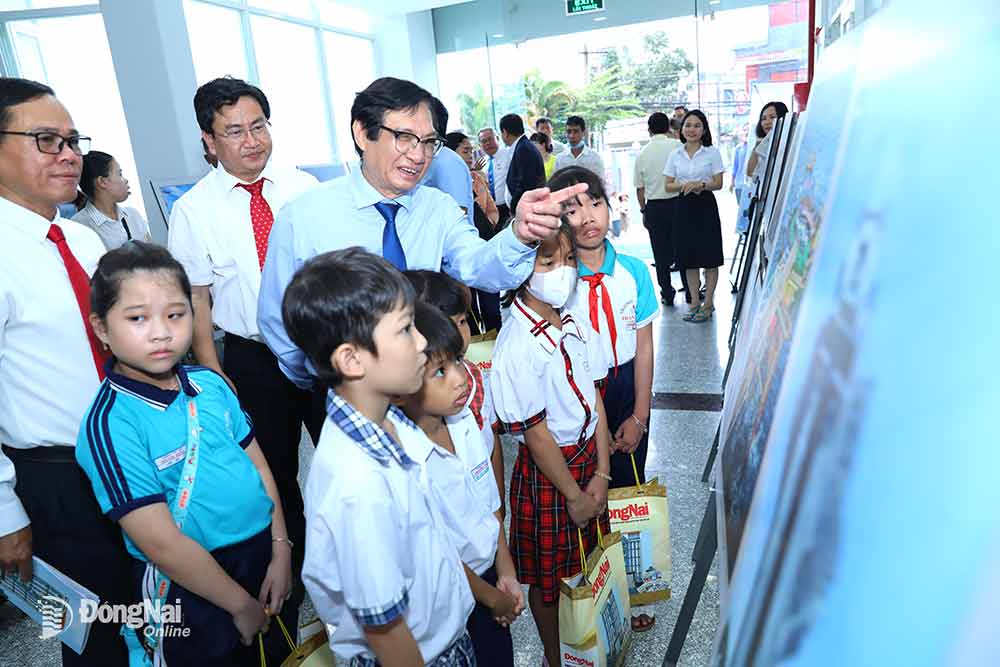 Phó chủ tịch UBND tỉnh Nguyễn Sơn Hùng trao đổi với các em học sinh tại buổi triển lãm