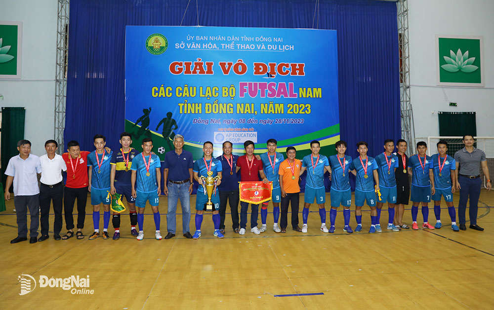 Ban tổ chức trao cúp vô địch cho đội Biên Hòa