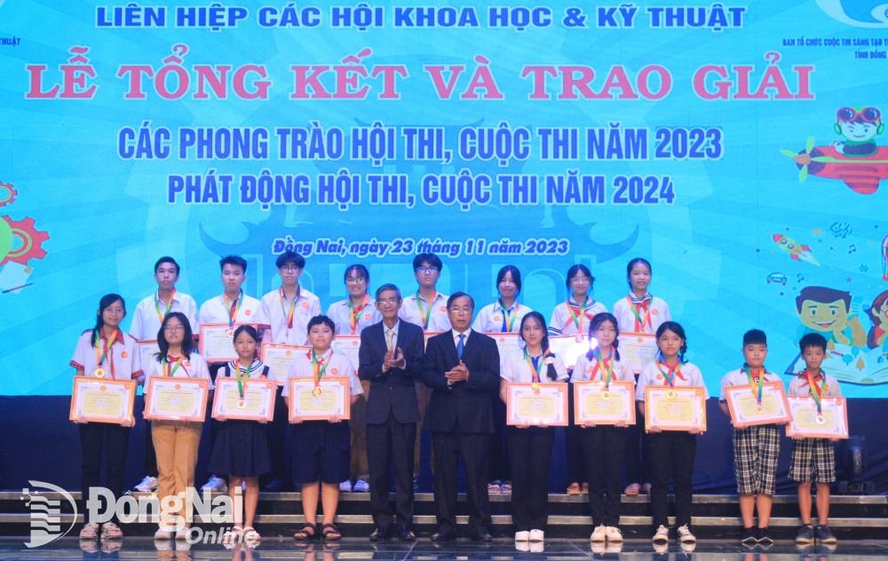 Các tác giả có giải pháp đoạt giải nhất cuộc thi sáng tạo thanh, thiếu niên, nhi đồng tỉnh Đồng Nai năm 2023