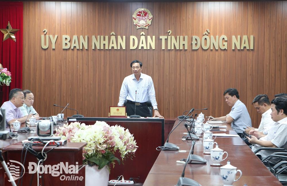 Phó chủ tịch UBND tỉnh Võ Văn Phi phát biểu ý kiến tại buổi làm việc. Ảnh: Phạm Tùng