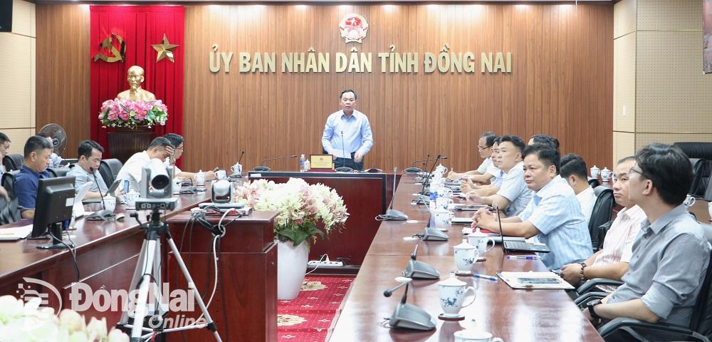 Quyền Chủ tịch UBND tỉnh Võ Tấn Đức phát biểu ý kiến tại phiên họp từ đầu cầu UBND tỉnh