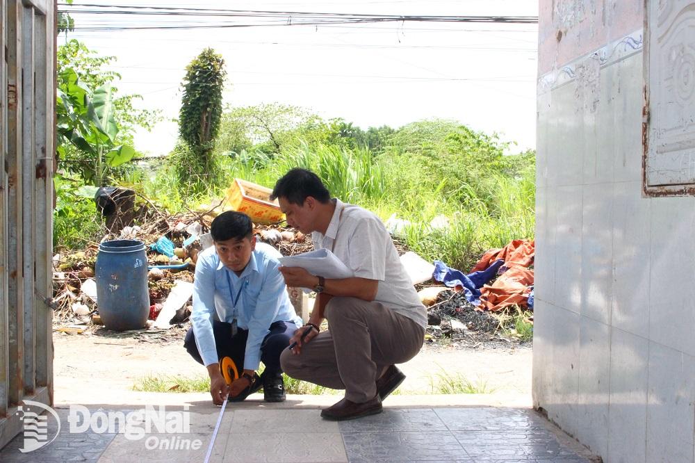 Ảnh. Thực hiện công tác kiểm đếm đất đai, tài sản tại dự án thành phần 1, cao tốc Biên Hòa - Vũng Tàu đoạn qua địa bàn P.Tam Phước, TP.Biên Hòa.