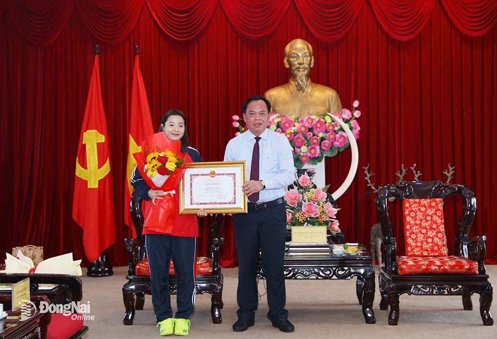 Quyền Chủ tịch UBND tỉnh Võ Tấn Đức trao Bằng khen của UBND tỉnh cho VĐV Nguyễn Thùy Linh