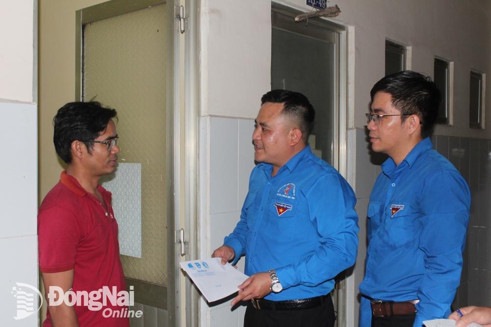 Anh Nguyễn Hiếu Trung (giữa), Phó bí thư Tỉnh đoàn, Chủ tịch Hội LHTN tỉnh thăm, tặng quà cho thanh niên công nhân khó khăn tại H.Trảng Bom (Ảnh: Nga Sơn)

