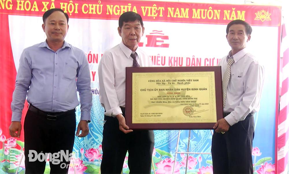 Khu dân cư 2, 3, 4 thuộc ấp Thái Hòa, xã Phú Túc (H.Định Quán) đón nhận danh hiệu khu dân cư kiểu mẫu. (Ảnh: Tuấn Anh)