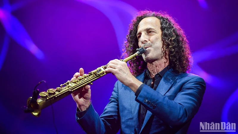 Kenny G trong đêm diễn “Kenny G Live in Vietnam”. (Ảnh: THÀNH ĐẠT)