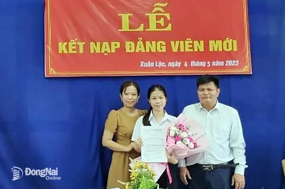 Kết nạp đảng viên mới ở Trường THPT DTNT Điểu Xiểng (H.Xuân Lộc).