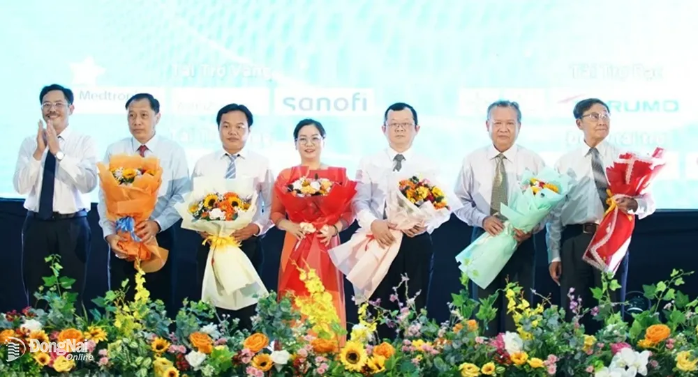 Giám đốc Bệnh viện Đa khoa khu vực Long Khánh Phan Văn Huyên tặng hoa cho các báo cáo viên trình bày tại hội nghị