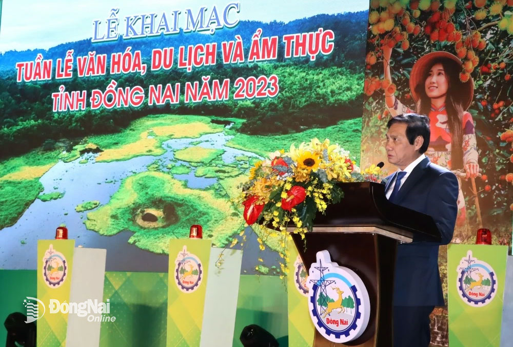 Phó chủ tịch UBND tỉnh, Trưởng ban tổ chức Tuần lễ VHDLAT Nguyễn Sơn Hùng phát biểu khai mạc