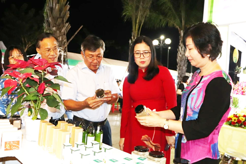 Phó bí thư thường trực Tỉnh uỷ Hồ Thanh Sơn thăm gian hàng quảng bá sản phẩm OCOP và du lịch H.Vĩnh Cửu