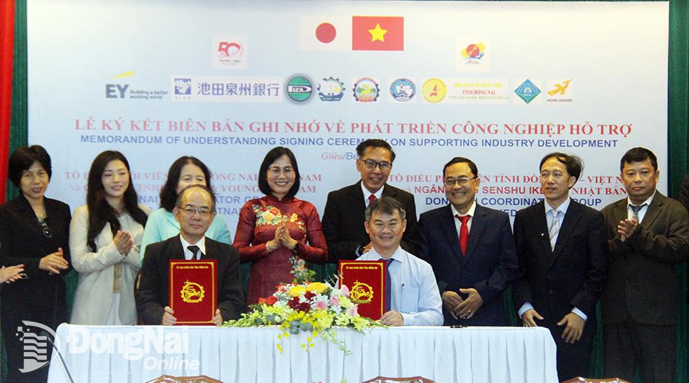 Lãnh đạo Ban Quản lý các khu công nghiệp tỉnh - Cơ quan thường trực của Tổ điều phối viên kết nối doanh nghiệp Việt Nam - Nhật Bản của tỉnh và lãnh đạo Ngân hàng Ikeda Senshu (Nhật Bản) ký kết biên bản ghi nhớ hợp tác. (Ảnh: Hải Quân)