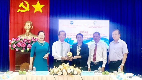 The Overseas Vietnamese Committee of HCMC and the Union of Friendship Organizations of Dong Nai Province organize a conference reviewing the two-year implementation of a cooperation program on people-to-people exchange activities of Overseas Vietnamese in the two localities. (Photo: SGGP)

