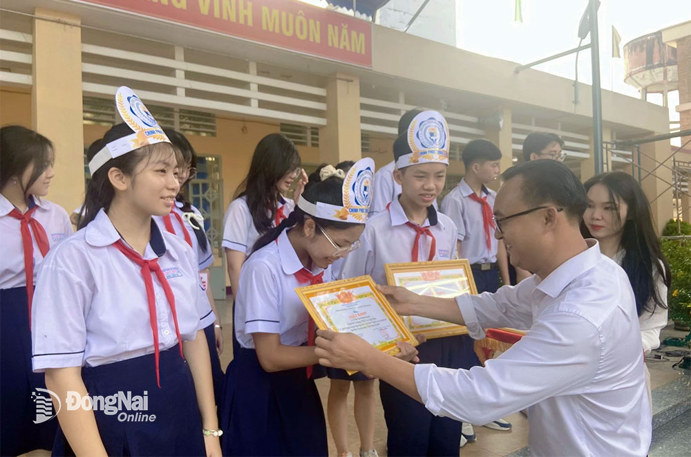 Trưởng phòng GD-ĐT TP.Long Khánh Trần Công Nghị trao giấy khen cho các học sinh Trường THCS Lê Quý Đôn tham dự cuộc thi