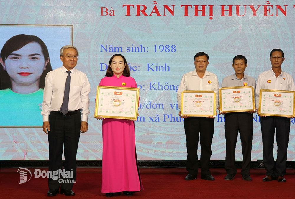 Chủ tịch Ủy ban MTTQ Việt Nam tỉnh Cao Văn Quang tuyên dương gương cán bộ mặt trận cơ sở tiêu biểu năm 2023