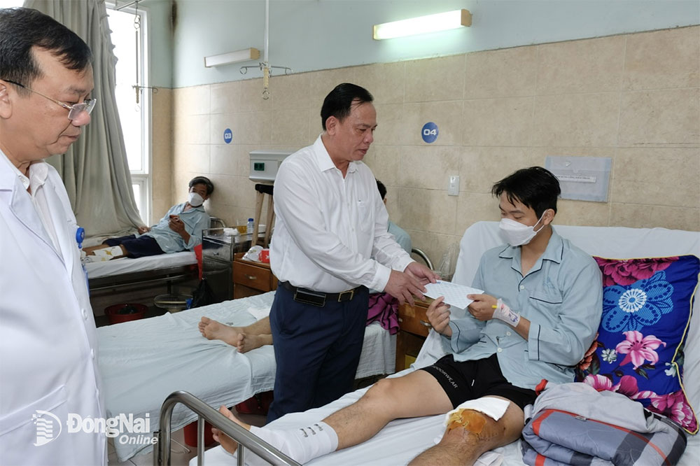 Quyền Chủ tịch UBND tỉnh, Trưởng ban An toàn giao thông tỉnh Võ Tấn Đức thăm hỏi một nạn nhân bị tai nạn giao thông tại Bệnh viện Đa khoa Đồng Nai. Ảnh: Đăng Tùng