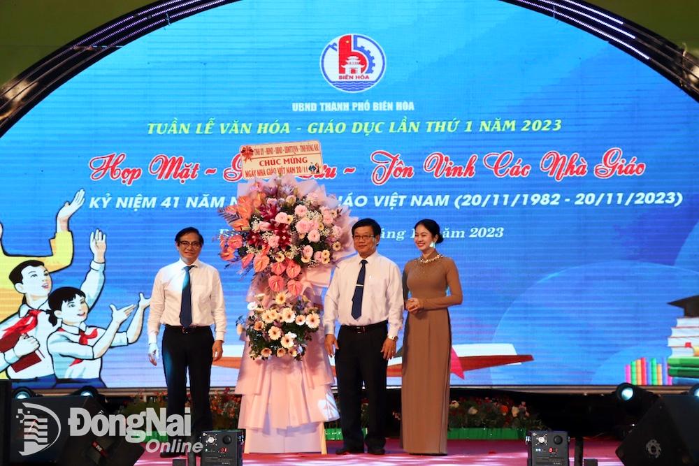 Phó chủ tịch UBND tỉnh Nguyễn Sơn Hùng tặng lẵng hoa của Tỉnh uỷ - HĐND – UBND – UBMTTQ Việt Nam tỉnh cho Phòng GD-ĐT TP.Biên Hoà