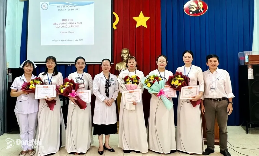 Lãnh đạo bệnh viện trao giải cho các thí sinh đạt giải tại hội thi