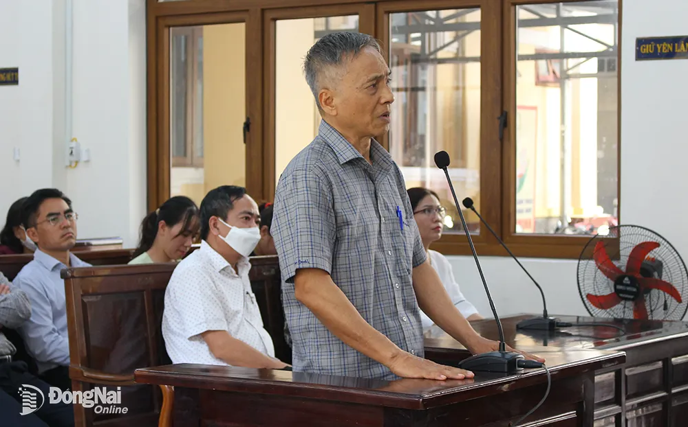 Bị cáo Tuấn trước bục khai tại phiên tòa xét xử sáng 27-11