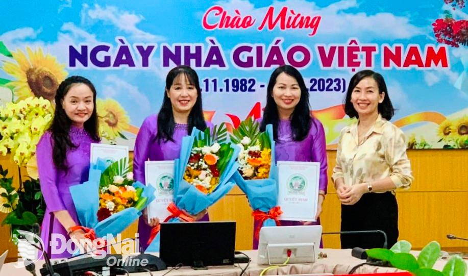 Giám đốc Sở GD-ĐT Trương Thị Kim Huệ trao quyết định công nhận cho bà Hồ Thị Lâm, Nguyễn Thị Bích Thủy và bà Lê Thị Thu Hằng