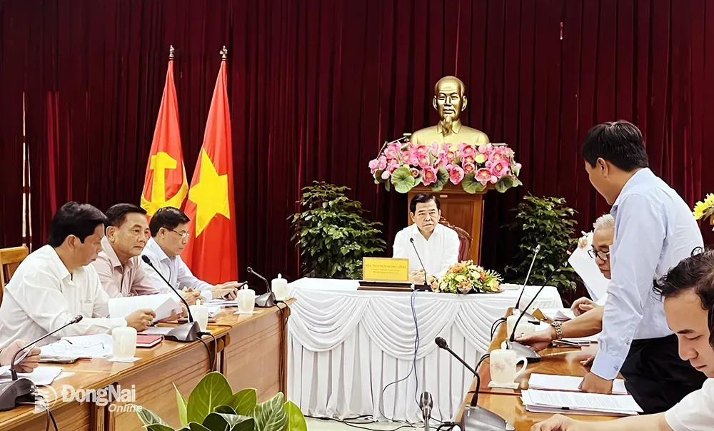 Ủy viên Trung ương Đảng, Bí thư Tỉnh ủy Nguyễn Hồng Lĩnh lắng nghe ý kiến của công dân. Ảnh: Kim Liễu
