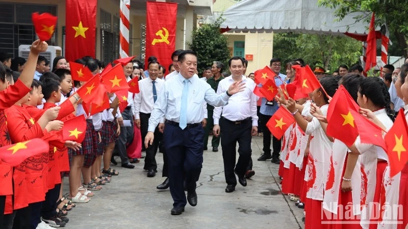 Nguyen Trong Nghia, Politburo member, Secretary of the Communist Party of Vietnam (CPV)’s Central Committee and Chairman of its Commission for Information and Education, attends the National Great Unity Festival in Dong Nai.
