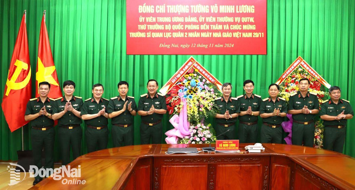 Thượng tướng Võ Minh Lương (thứ 5 từ trái qua) tặng hoa chúc mừng Ngày Nhà giáo Việt Nam tại nhà trường. Ảnh: ĐVCC