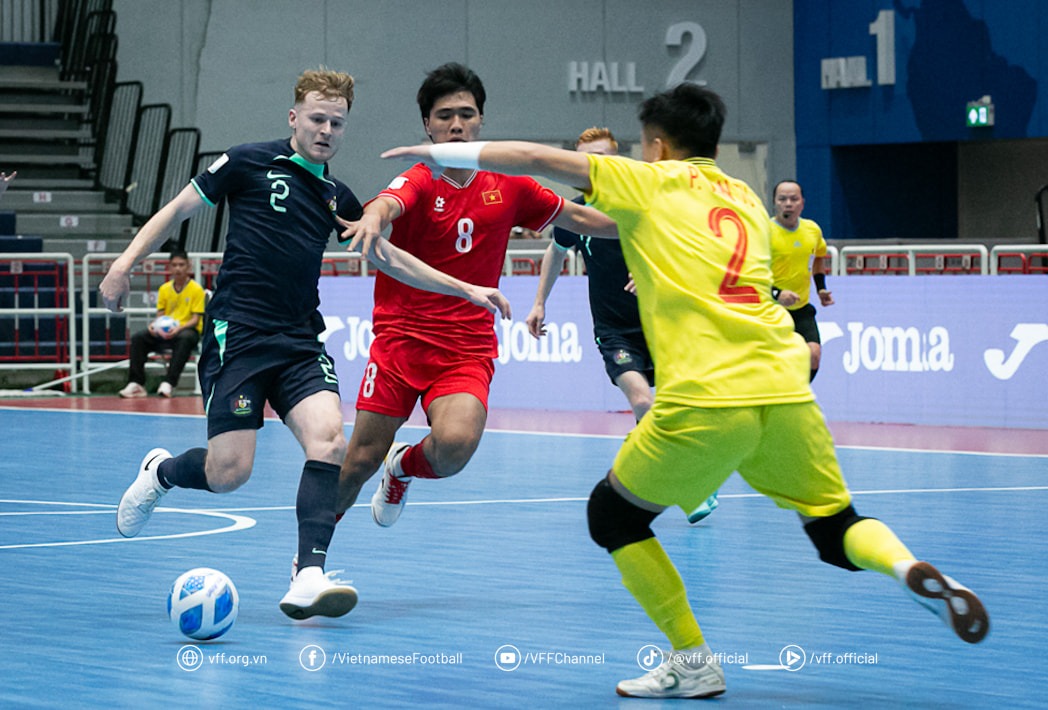 Ngược dòng thắng Australia, Đội tuyển futsal Việt Nam (áo đỏ) hiên ngang tiến vào chung kết futsal Đông Nam Á 2024. Ảnh: VFF
