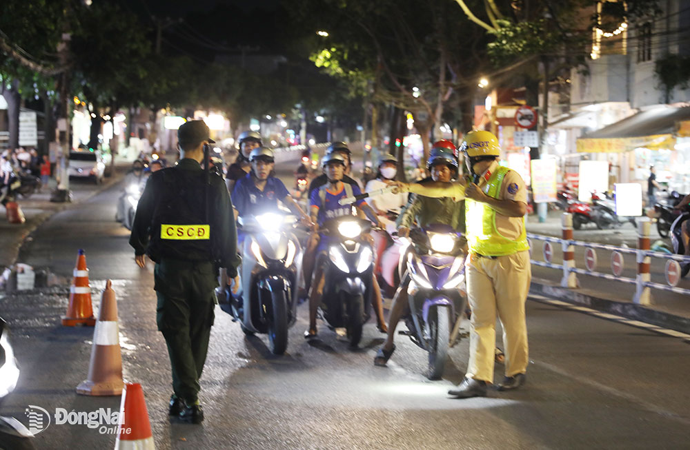 4. Cán bộ, chiến sĩ Tổ Công tác 161 Công an tỉnh kiểm tra giấy tờ tùy thân và phương tiện của người đi đường.