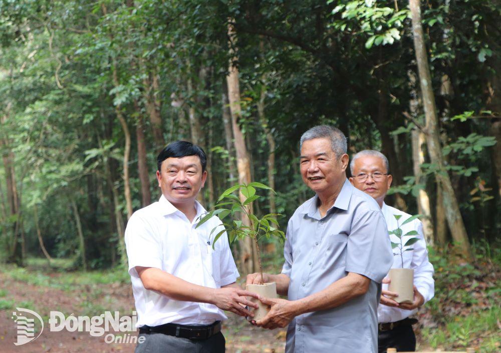 Nguyên Chủ tịch UBND tỉnh Võ Văn Một tặng cây xanh kỷ niệm lãnh đạo Khu bảo tồn tại buổi Tọa đàm. Ảnh: Ngọc Liên