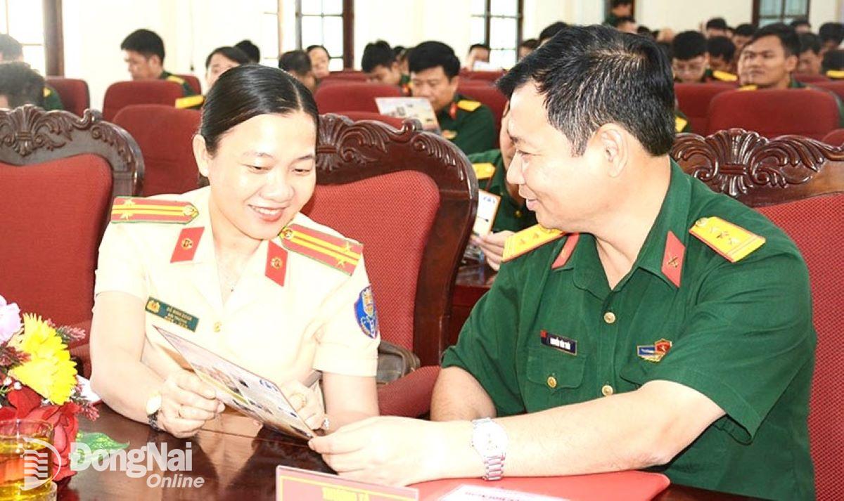 Đại diện Phòng Cảnh sát giao thông Công an tỉnh và thủ trưởng Lữ đoàn 972 thống nhất chương trình tuyên truyền. Ảnh: ĐVCC