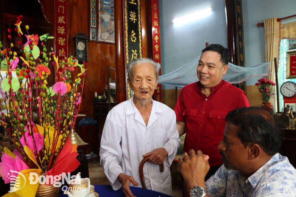 Trò chuyện với lão nông trên 100 tuổi trong căn nhà có nhiều thế hệ hòa thuận chung sống. Ảnh: Ngọc Liên