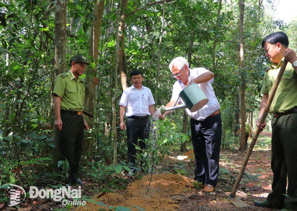 Ông Trần Văn Mùi, Nguyên Giám đốc Khu Bảo tồn, người đặt nền móng xây dựng Khu bảo tồn trồng cây kỷ niệm. Ảnh: Ngọc Liên