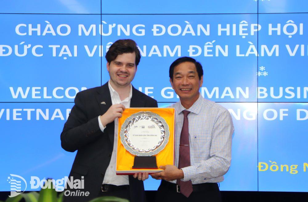 Chủ tịch Hiệp hội doanh nghiệp Đức tặng quà lưu niệm lãnh đạo tỉnh. Ảnh: Ngọc Liên