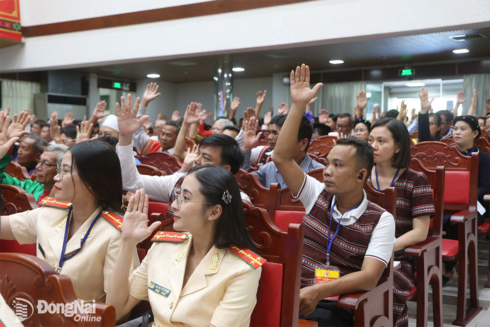 Các đại biểu biểu quyết bầu đoàn Chủ tịch, đoàn Thư ký tại Đại hội đại biểu các dân tộc thiểu số tỉnh lần thứ IV-2024. Ảnh: Sông Thao