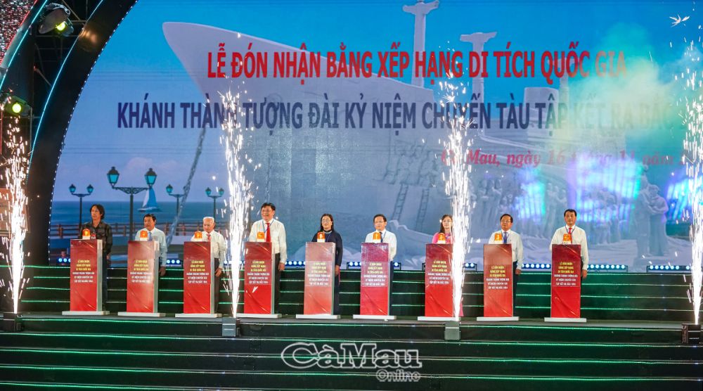 Nghi thức khánh thành Cụm công trình Tượng đài kỷ niệm chuyến tàu tập kết ra Bắc năm 1954.